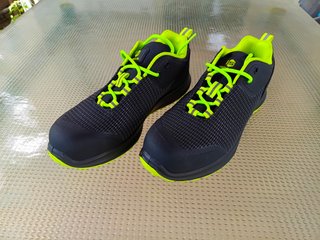 Zapatos de seguridad negros y verdes