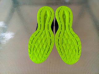 Zapatos de seguridad negros y verdes