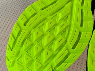 Zapatos de seguridad negros y verdes