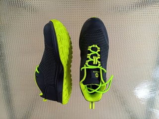 Zapatos de seguridad negros y verdes