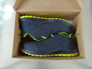 Zapatos de seguridad negros y verdes