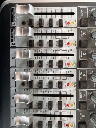 Behringer Xenyx QX2442USB Mixer