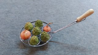 Parrilla para verduras con mango de madera.