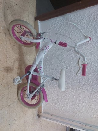 Bicicleta infantil rosa y blanca
