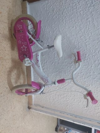Bicicleta infantil rosa y blanca