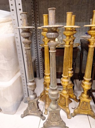 Candelabros de iglesia metálicos