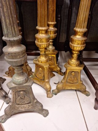 Candelabros de iglesia metálicos