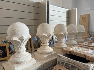 Capiteles de piedra para edificio