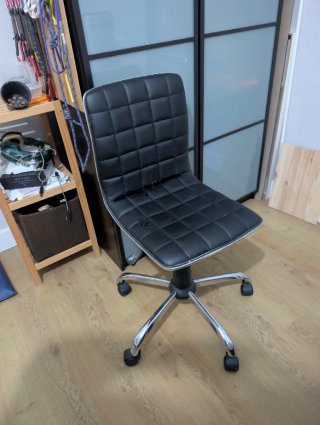 Regalo silla de escritorio negra con base cromada.