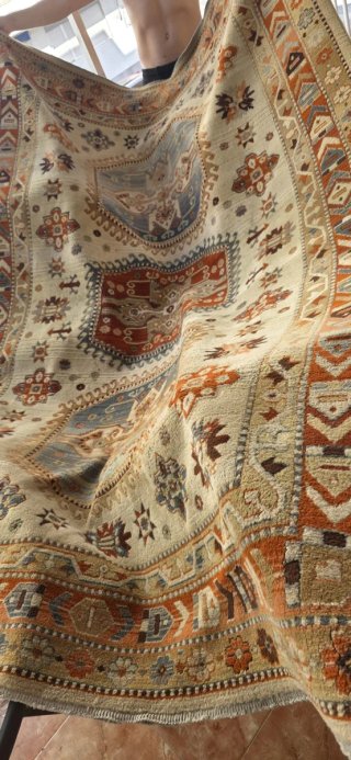 Alfombra de tela beige y multicolor