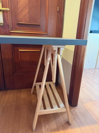 Escritorio de madera con caballetes