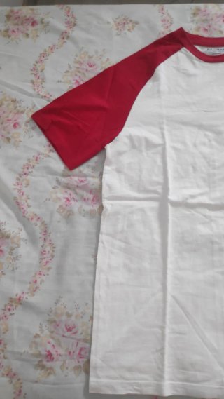 Camiseta béisbol Pull&Bear roja y blanca