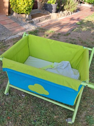 Cuna de bebé con diseño de nube