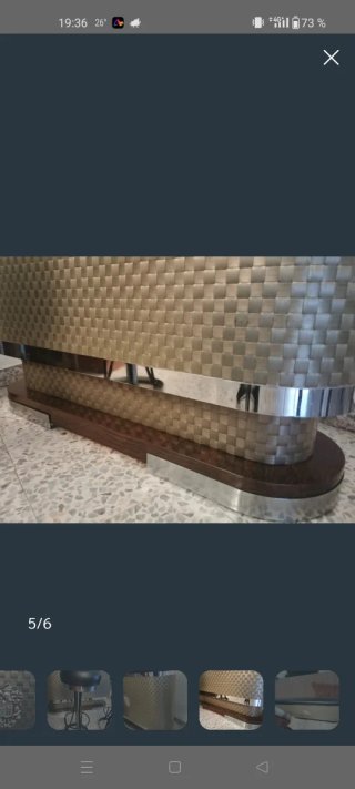 Barra de bar elegante con detalles metálicos