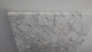 Pieza de mármol blanco.     85,5 x 37      .