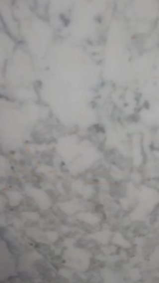 Pieza de mármol blanco.     85,5 x 37      .