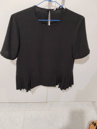 Blusa negra con plisado