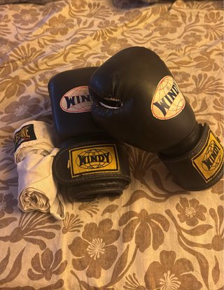 Guantes de boxeo Windy y vendas Leone