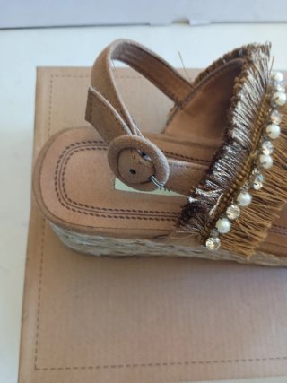 Sandalias cuña con flecos y perlas