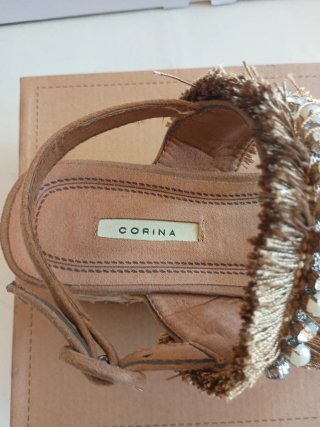 Sandalias cuña con flecos y perlas