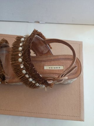 Sandalias cuña con flecos y perlas
