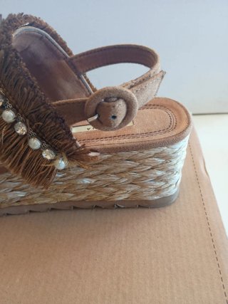Sandalias cuña con flecos y perlas
