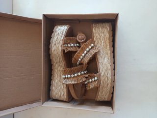 Sandalias cuña con flecos y perlas
