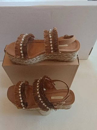 Sandalias cuña con flecos y perlas