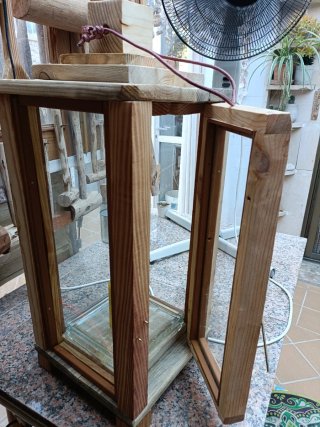 Farola de madera y cristal