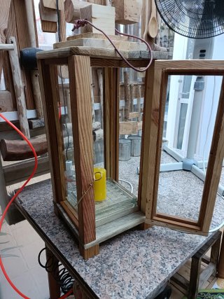 Farola de madera y cristal