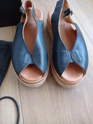 Sandalias Carmela Piel Negra Plataforma Talla 37
