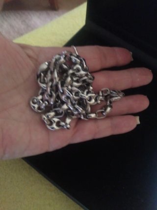 Cadena de acero plateada En su caja, para regalo