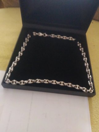 Cadena de acero plateada En su caja, para regalo
