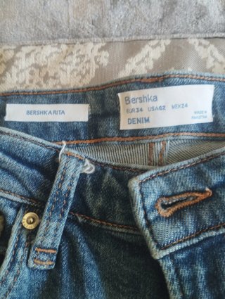Pantalón vaquero desgastado