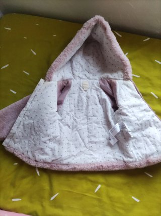 Abrigo niña pelo rosa.