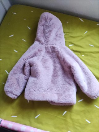 Abrigo niña pelo rosa.