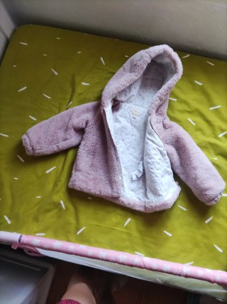 Abrigo niña pelo rosa.