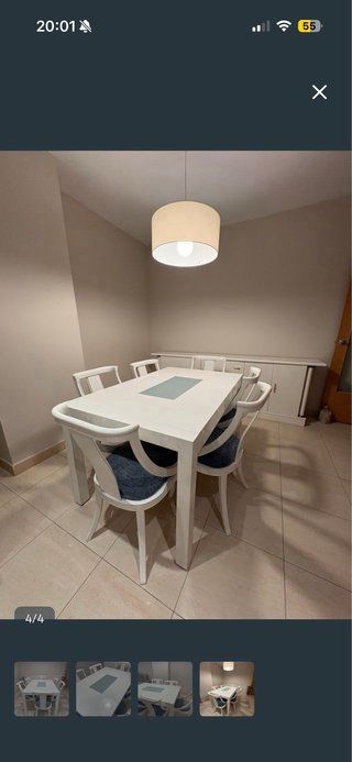 Mesa de comedor blanca con sillas