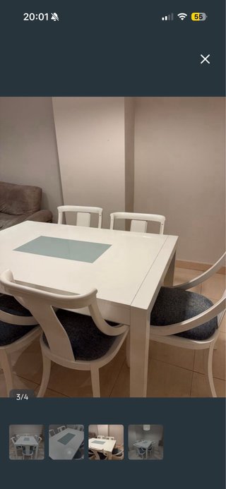 Mesa de comedor blanca con sillas