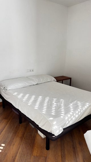 Base cama sólida + colchón ortopedico + almohadas