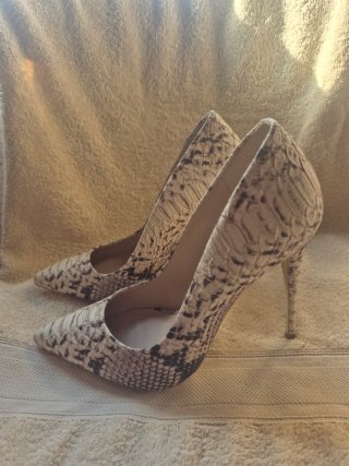 Zapatos de tacón serpiente beige