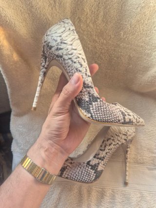 Zapatos de tacón serpiente beige
