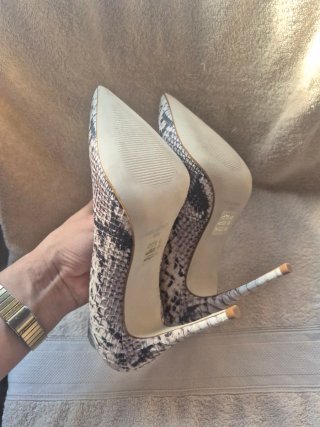 Zapatos de tacón serpiente beige