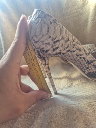 Zapatos de tacón serpiente beige