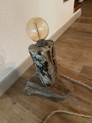 Lampada in legno grezzo con corda