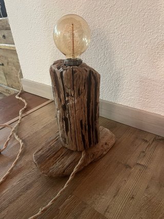 Lampada in legno grezzo con corda