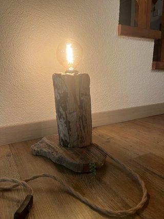 Lampada in legno grezzo con corda