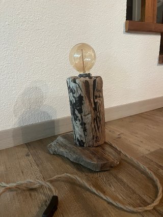 Lampada in legno grezzo con corda