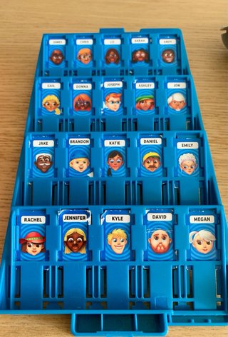 Juego Quién es Quién Hasbro Grab & Go