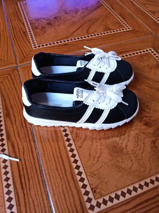 Zapatos niña talla 32-33 los dos por 35 euros